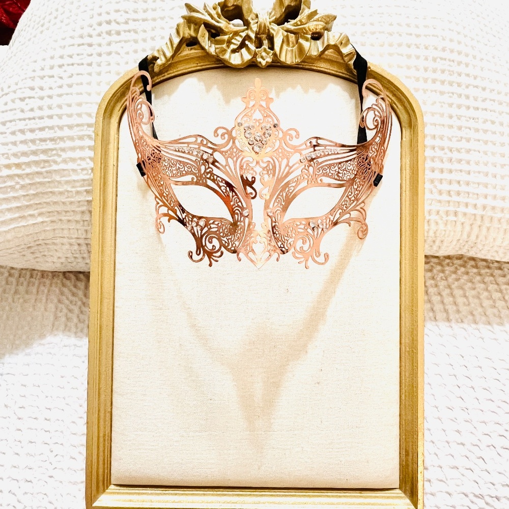 Lace Masquerade Mask with Diamond Details